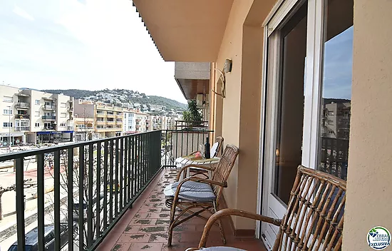 Apartment of 92 m2 and 8 m2 of terrace, located in the center of Roses.