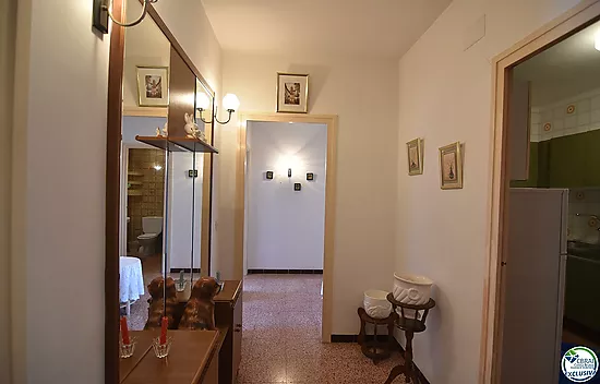 Apartment of 92 m2 and 8 m2 of terrace, located in the center of Roses.