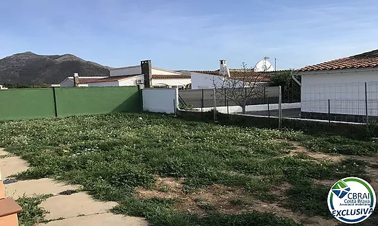 Encantadora Casa Renovada en Urbanización Tranquila de Roses