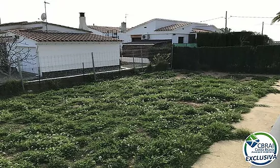 Encantadora Casa Renovada en Urbanización Tranquila de Roses