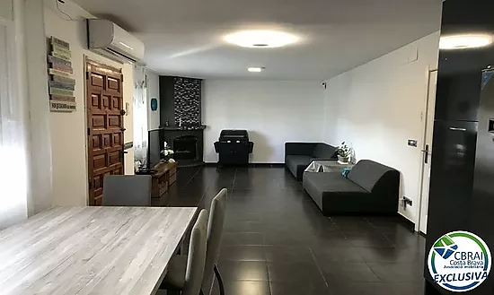 Encantadora Casa Renovada en Urbanización Tranquila de Roses