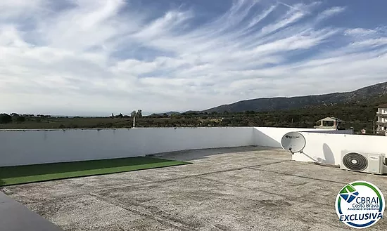 Encantadora Casa Renovada en Urbanización Tranquila de Roses