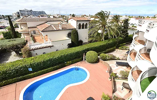 Exclusive complex of six houses with moorings on the seafront