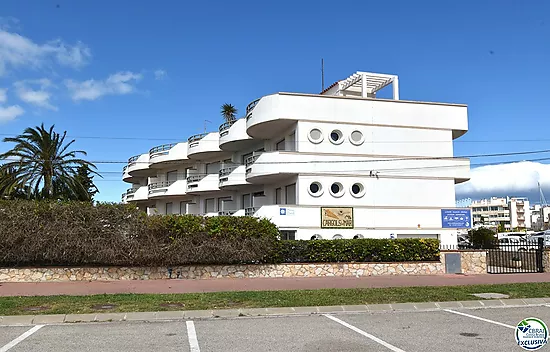 Exclusive complex of six houses with moorings on the seafront