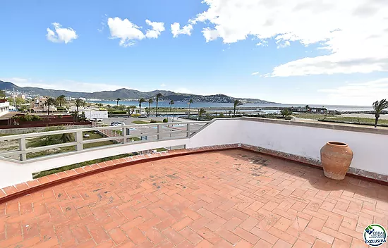 Exclusive complex of six houses with moorings on the seafront