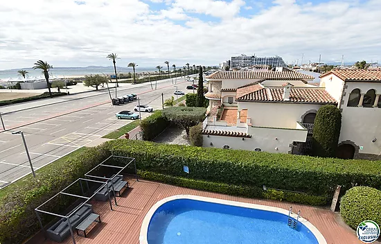 Exclusive complex of six houses with moorings on the seafront