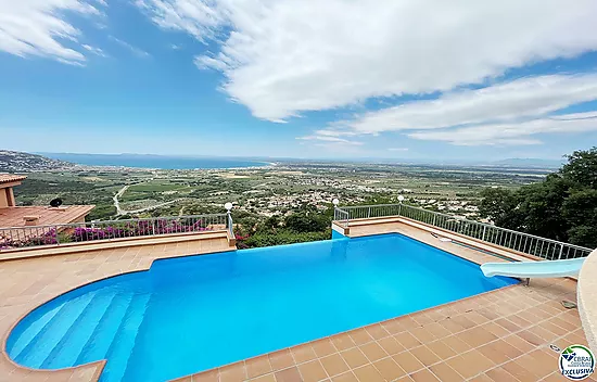 Grande maison avec vue sur la mer, piscine, et licence touristique