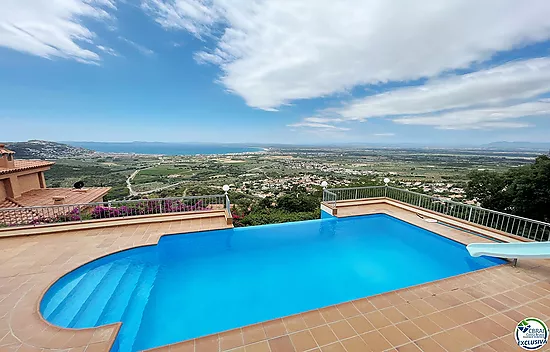 Grande maison avec vue sur la mer, piscine, et licence touristique