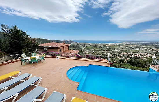 Big house with sea views, swimming pool, and tourist license