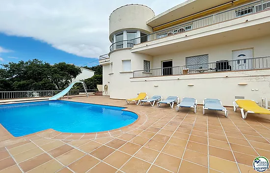 Grande maison avec vue sur la mer, piscine, et licence touristique