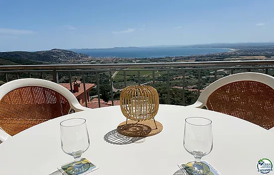 Grande maison avec vue sur la mer, piscine, et licence touristique