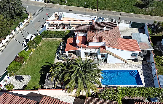 Preciosa casa independiente con piscina y amplio jardín