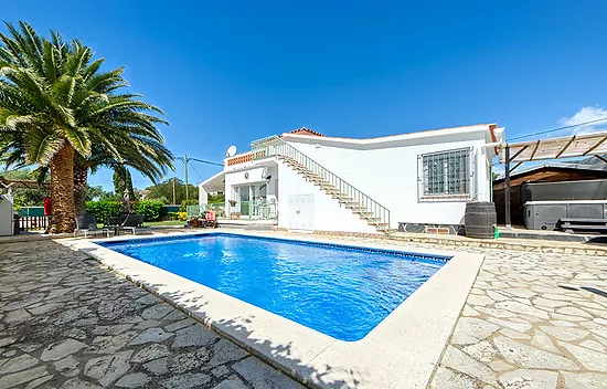 Preciosa casa independiente con piscina y amplio jardín