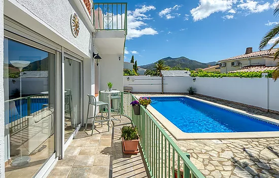 Preciosa casa independiente con piscina y amplio jardín