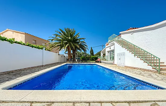 Preciosa casa independiente con piscina y amplio jardín