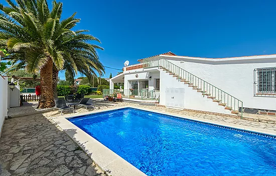 Preciosa casa independiente con piscina y amplio jardín