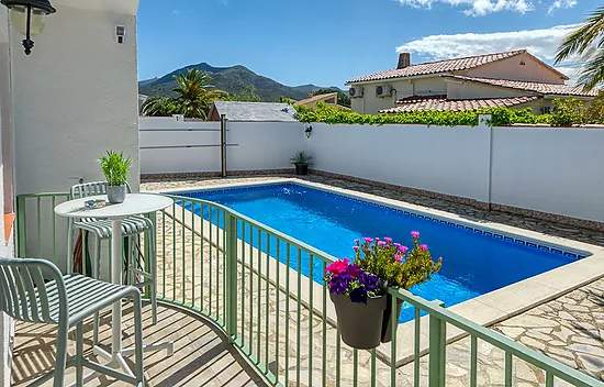 Preciosa casa independiente con piscina y amplio jardín