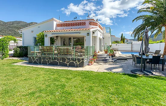 Preciosa casa independiente con piscina y amplio jardín