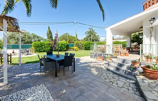 Preciosa casa independiente con piscina y amplio jardín