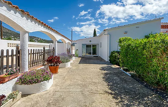 Preciosa casa independiente con piscina y amplio jardín