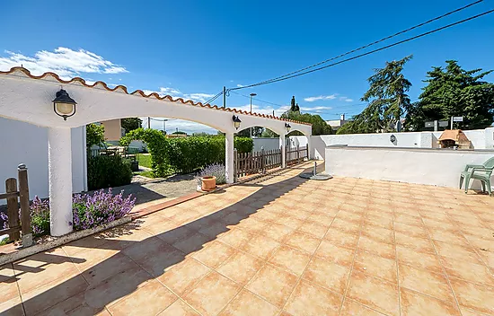 Preciosa casa independiente con piscina y amplio jardín