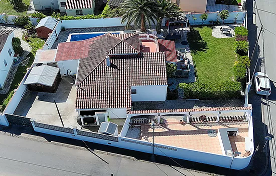 Preciosa casa independiente con piscina y amplio jardín