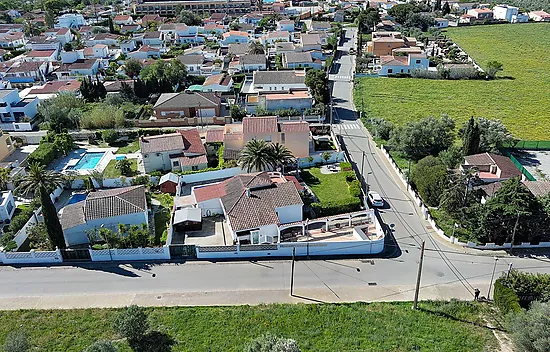 Preciosa casa independiente con piscina y amplio jardín