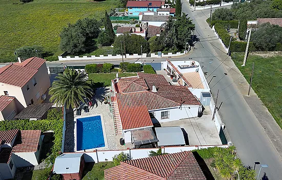 Preciosa casa independiente con piscina y amplio jardín