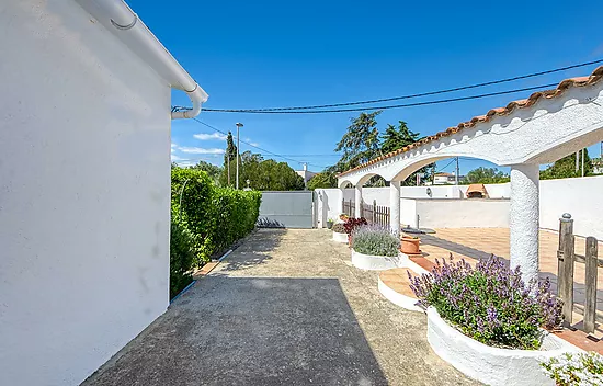 Preciosa casa independiente con piscina y amplio jardín