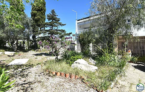 Opportunité de rénover un appartement à Santa Margarita, Roses, avec un grand jardin privé de 207 m²