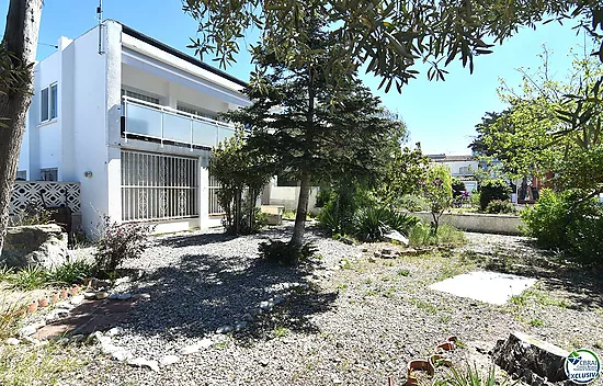 Opportunité de rénover un appartement à Santa Margarita, Roses, avec un grand jardin privé de 207 m²