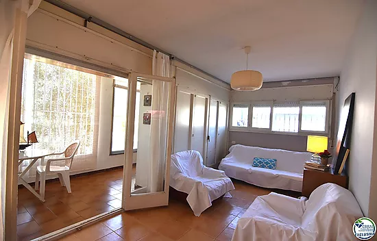 Opportunité de rénover un appartement à Santa Margarita, Roses, avec un grand jardin privé de 207 m²