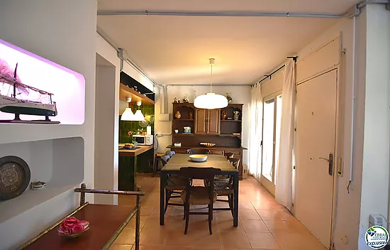 Opportunité de rénover un appartement à Santa Margarita, Roses, avec un grand jardin privé de 207 m²