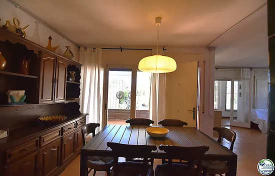 Opportunité de rénover un appartement à Santa Margarita, Roses, avec un grand jardin privé de 207 m²