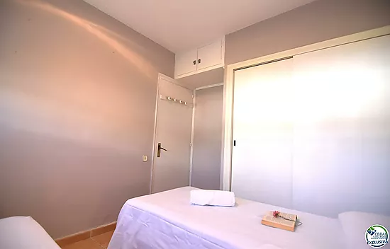 Opportunité de rénover un appartement à Santa Margarita, Roses, avec un grand jardin privé de 207 m²