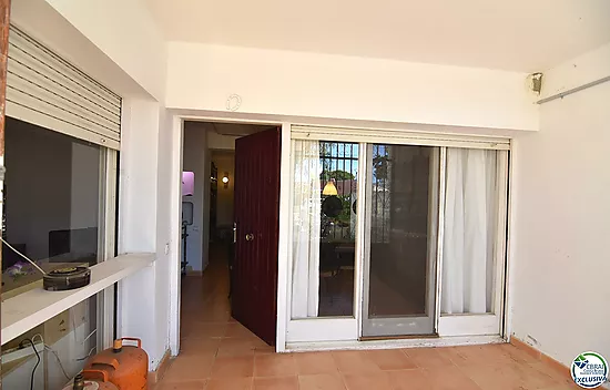 Opportunité de rénover un appartement à Santa Margarita, Roses, avec un grand jardin privé de 207 m²