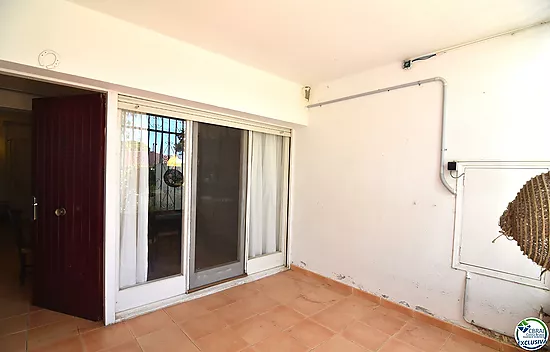 Opportunité de rénover un appartement à Santa Margarita, Roses, avec un grand jardin privé de 207 m²