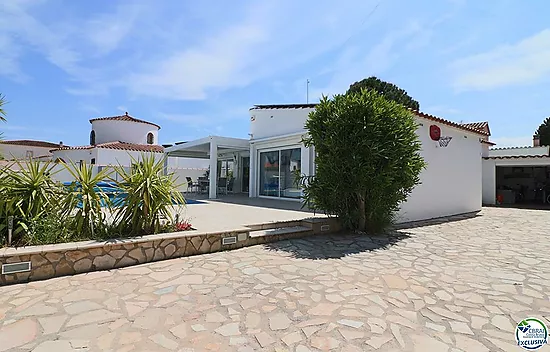 Villa avec Licence Touristique, Piscine, 4 Chambres au Rez-de-Chaussée