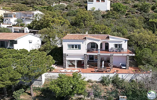 Casa con vista al mar, piscina y licencia turística