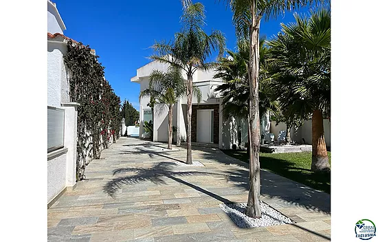 Empuriabrava beautiful modern house with pool and mooring near the beach, living room of 99 m2