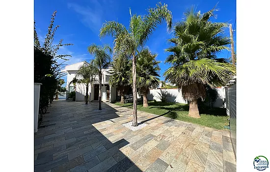 Empuriabrava beautiful modern house with pool and mooring near the beach, living room of 99 m2