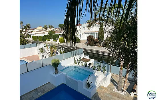 Empuriabrava beautiful modern house with pool and mooring near the beach, living room of 99 m2