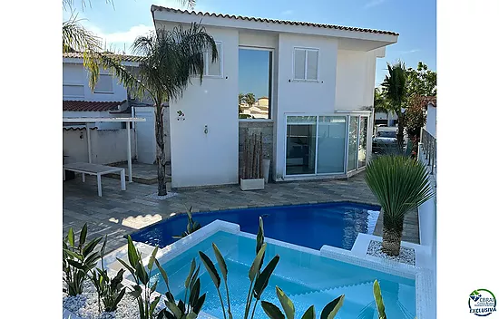 Empuriabrava beautiful modern house with pool and mooring near the beach, living room of 99 m2