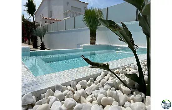 Empuriabrava beautiful modern house with pool and mooring near the beach, living room of 99 m2