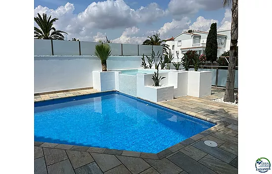 Empuriabrava beautiful modern house with pool and mooring near the beach, living room of 99 m2