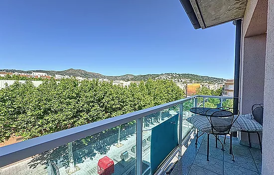 Magnificent high-standing penthouse, in Roses, with spectacular views of the sea and the mountains.