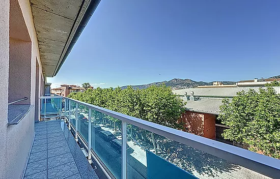 Magnificent high-standing penthouse, in Roses, with spectacular views of the sea and the mountains.