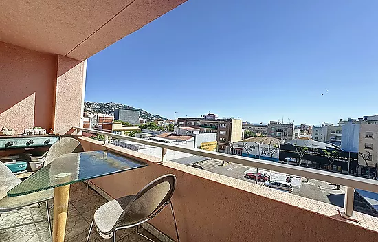 Magnificent high-standing penthouse, in Roses, with spectacular views of the sea and the mountains.