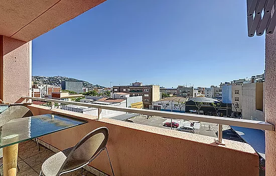 Magnificent high-standing penthouse, in Roses, with spectacular views of the sea and the mountains.