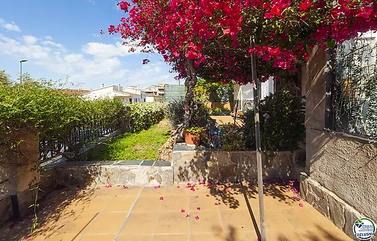 Appartement spacieux avec jardin privé proche de la plage et du centre ville.